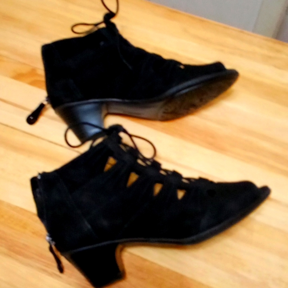 From Anita's Closet Earth Aurora Black Suede, 6.5 Bootie